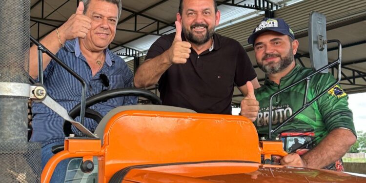 Deputado Laerte Gomes entrega escola reformada e trator agrícola para município de Monte Negro