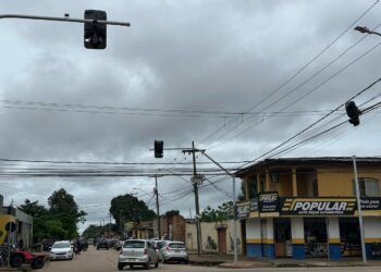 Prefeitura instala semáforo em cruzamento na Avenida Jatuarana após solicitação do vereador Edimilson Dourado