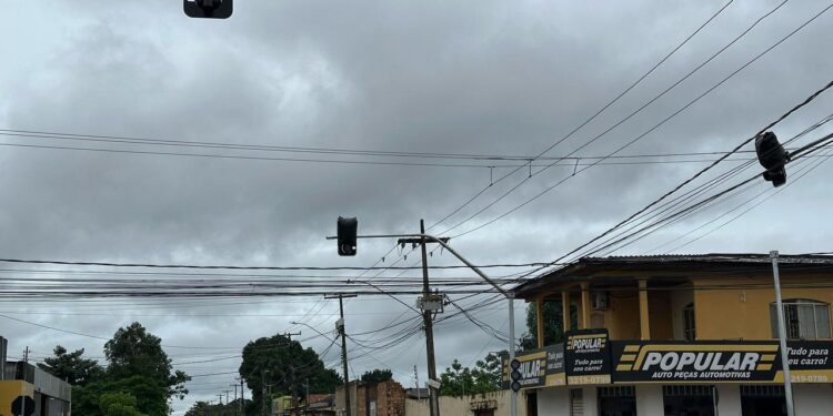 Prefeitura instala semáforo em cruzamento na Avenida Jatuarana após solicitação do vereador Edimilson Dourado