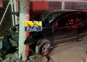 URGENTE: Motorista bate em poste depois de atropelar casal em moto e fugir na Imigrantes