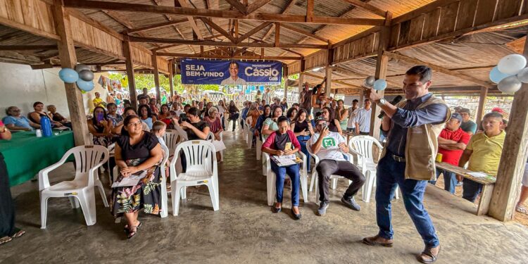 Deputado Cássio Gois entrega trator para Associação de produtores rurais em Chupinguaia