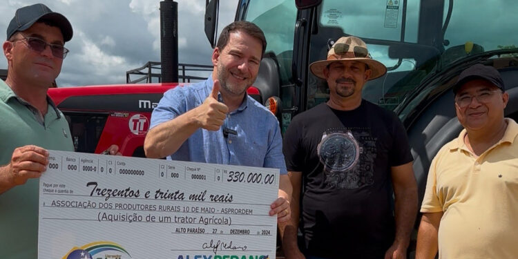 Presidente Alex Redano entrega trator para a Associação 10 de Maio em Alto Paraíso