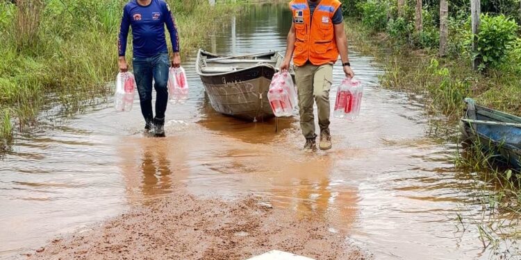 MONITORAMENTO: Defesa Civil atende famílias ribeirinhas afetadas pelo aumento do nível no rio Madeira