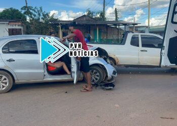 URGENTE: Batida entre carros deixa passageira ferida na zona leste