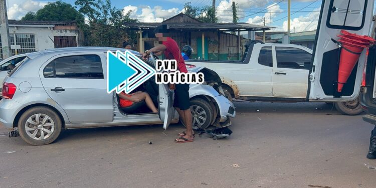 URGENTE: Batida entre carros deixa passageira ferida na zona leste
