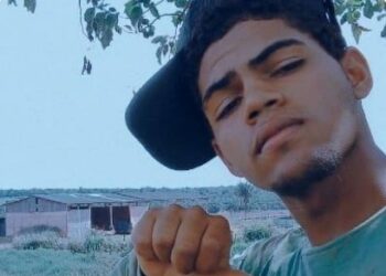 MEIO DA RUA: Jovem é encontrado morto com facada em RO