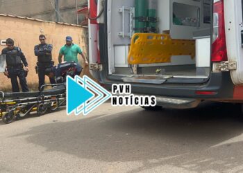 URGENTE: Motociclista bate contra lixeira de concreto na zona sul