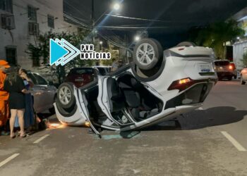 URGENTE: Motorista fica ferida em acidente com capotamento no centro