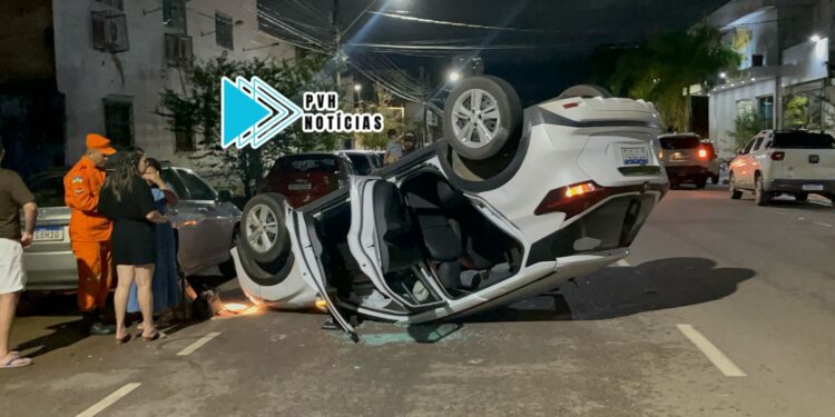 URGENTE: Motorista fica ferida em acidente com capotamento no centro