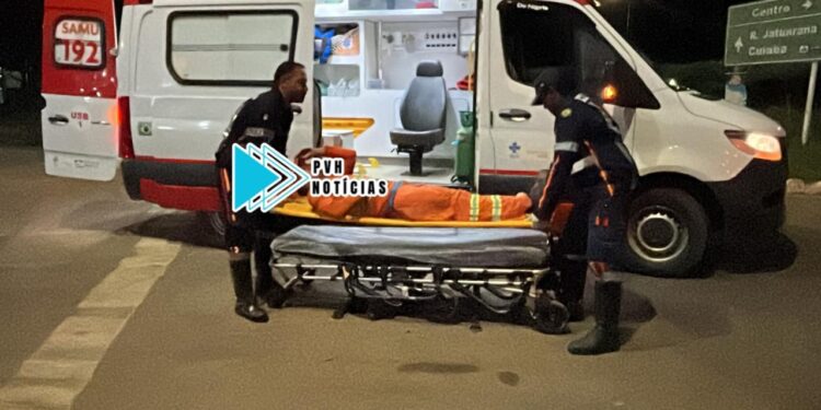 ESCORREGOU: Gari fica ferido após sofrer queda do caminhão de coleta na capital