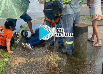 URGENTE: Carro avança preferencial e atropela mulheres em moto no centro