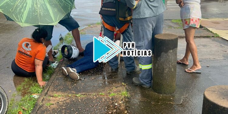 URGENTE: Carro avança preferencial e atropela mulheres em moto no centro