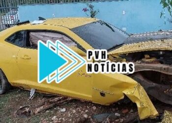 URGENTE: Camaro invade capela durante racha e ocupantes fogem perto do aeroporto