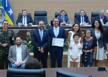Laerte Gomes homenageia autoridade e personalidade da sociedade de Rondônia com outorga de honrarias em solenidade na Alero