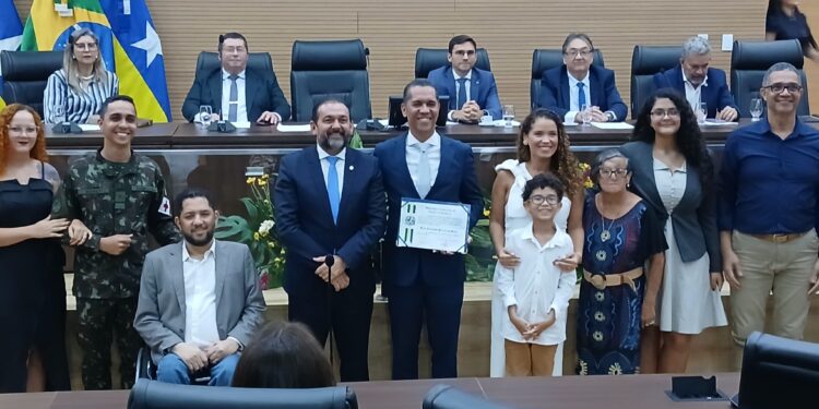 Laerte Gomes homenageia autoridade e personalidade da sociedade de Rondônia com outorga de honrarias em solenidade na Alero
