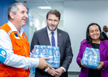 Alero entrega 12 mil litros de água para famílias do Baixo Madeira afetadas pela cheia