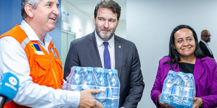 Alero entrega 12 mil litros de água para famílias do Baixo Madeira afetadas pela cheia