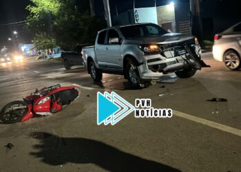 URGENTE: Moto invade preferencial e duas jovens são atropeladas por caminhonete