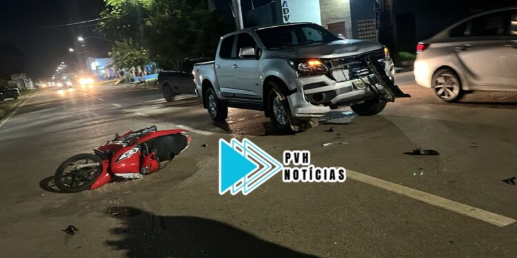 URGENTE: Moto invade preferencial e duas jovens são atropeladas por caminhonete
