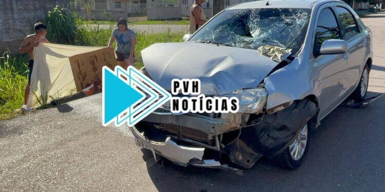 NO CENTRO: Batida entre carro e moto deixa mulher em estado grave na capital