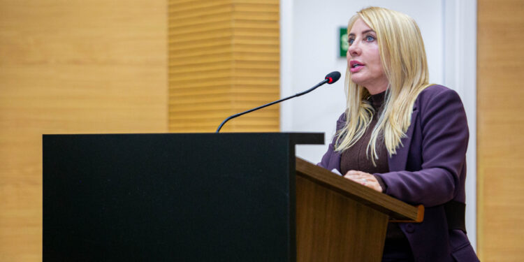 Ieda Chaves presta contas de atuação em defesa das mulheres e faz denúncia sobre ataques políticos