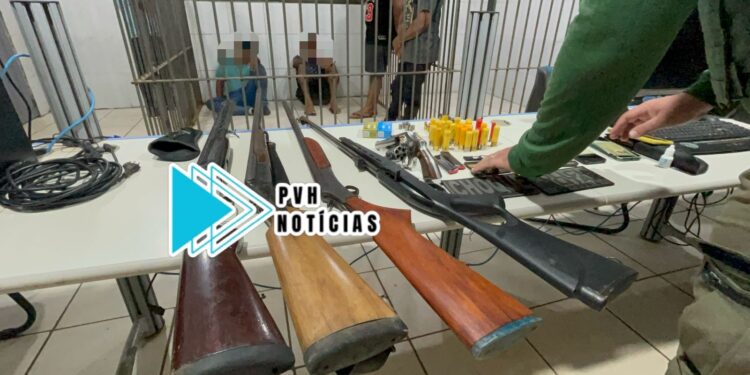 FLAGRANTE: Operação conjunta resulta em apreensão de armas e quatro presos