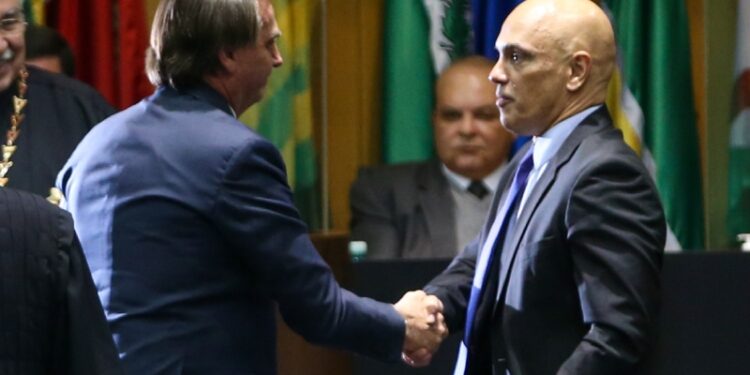 Ministro Alexandre de Moraes segue recomendação da PGR e arquiva pedido de prisão preventiva de Bolsonaro