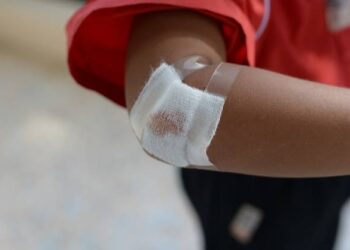 Jovem é agredido a cadeirada pelo padrasto bêbado na zona leste