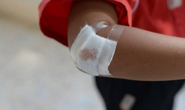 Jovem é agredido a cadeirada pelo padrasto bêbado na zona leste