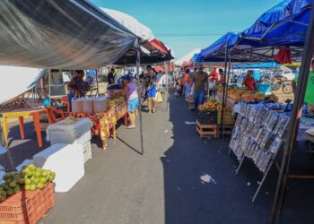 NA FEIRA: Entregador é socorrido depois de fazer brincadeira com amigo e ser atacado na cabeça
