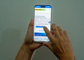 FÁCIL DE USAR: Acompanhe pelo celular seus resultados de exames sem sair de casa
