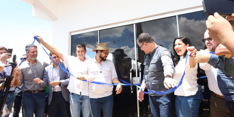 Cristiane Lopes participa de entrega histórica de água tratada em União Bandeirantes