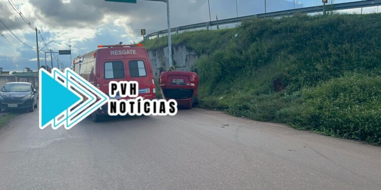 URGENTE: Mulher perde o controle de carro e capota ao lado de viaduto na zona sul