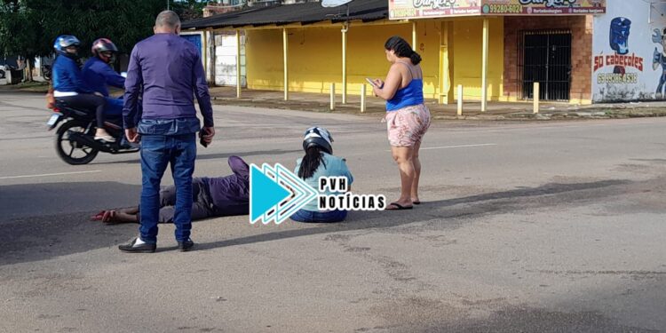 URGENTE: Moto app com passageira são atropelados por carro em Avenida