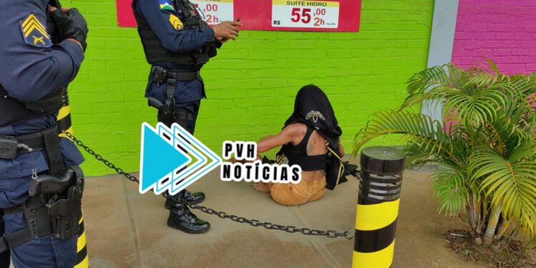 NA CABEÇA: Briga em ponto de prostituição termina com travesti agredida a pauladas na capital