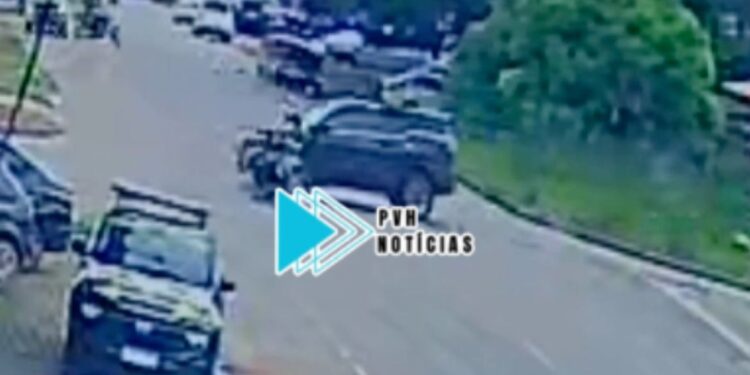 VÍDEO: SW4 invade cruzamento e atropela motociclista no centro