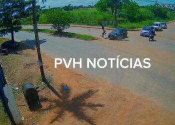 VÍDEO: Carro invade preferencial e causa grave acidente com motociclista na zona leste