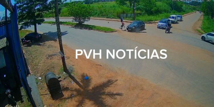 VÍDEO: Carro invade preferencial e causa grave acidente com motociclista na zona leste