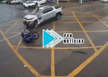 VÍDEO: Motociclista sofre fratura exposta em acidente no centro; motorista fugiu