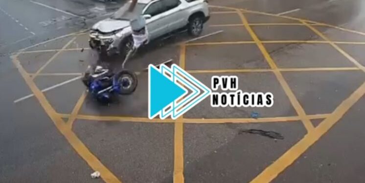 VÍDEO: Motociclista sofre fratura exposta em acidente no centro; motorista fugiu