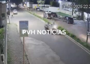 COVARDIA: Ladrão derruba mulher de moto durante tentativa de roubo – Veja Vídeo