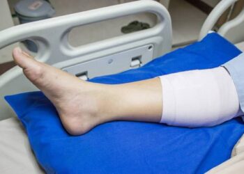 NA PERNA: Mulher é baleada enquanto segurava bebê no colo em residência