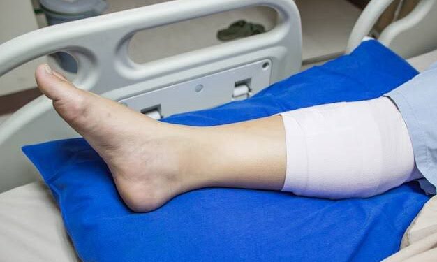 NA PERNA: Mulher é baleada enquanto segurava bebê no colo em residência