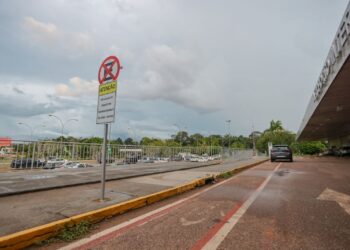 Prefeito atende pedido do vereador Pedro Geovar e retira placas de ‘Proibido Estacionar’ no Aeroporto