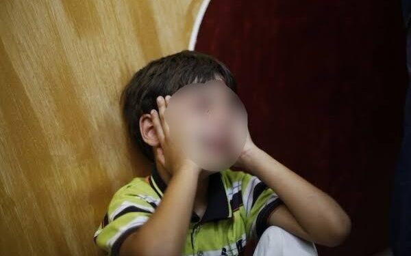 INJURIA: Mulher é presa suspeita de chamar de “macaco” para criança em vila de apartamentos