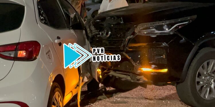 URGENTE: Motorista de app e passageira ficam feridas em acidente no centro