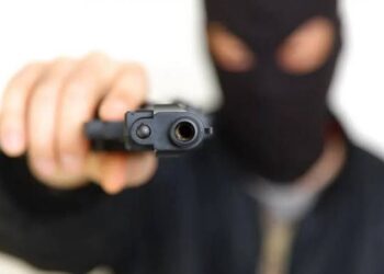 TERROR: Casal é mantido refém depois de ter casa invadida por bandidos armados e encapuzados na zona sul