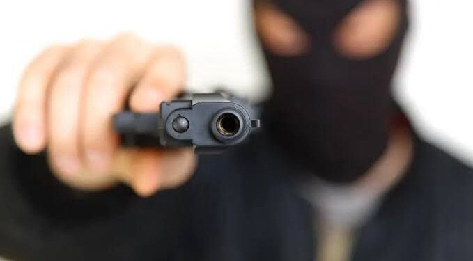 TERROR: Casal é mantido refém depois de ter casa invadida por bandidos armados e encapuzados na zona sul