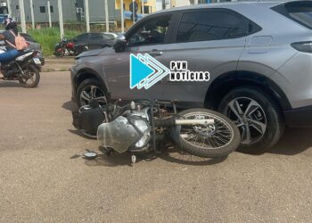 URGENTE: Colisão entre carro e moto deixa homem com fratura exposta no centro