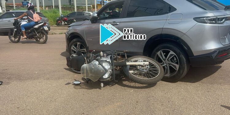 URGENTE: Colisão entre carro e moto deixa homem com fratura exposta no centro
